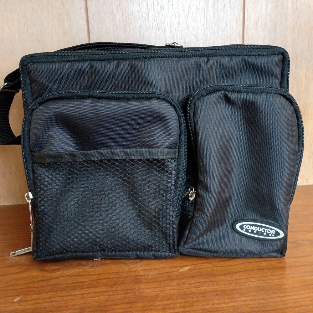 Conductor Series 30 CD Carrying Case Black Adjustable Strap Wall Mount Rack